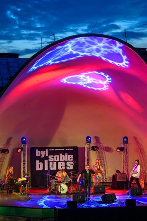 XX Był Sobie Blues: Natalia Sikora śpiewa Janis Joplin - Na amfiteatralnej scenie Natalia Sikora z zespołem