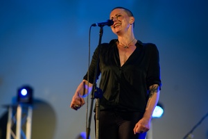 XX Był Sobie Blues: Natalia Sikora śpiewa Janis Joplin - Na amfiteatralnej scenie śpiewająca Natalia Sikora