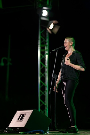 XX Był Sobie Blues: Natalia Sikora śpiewa Janis Joplin - Na amfiteatralnej scenie śpiewająca Natalia Sikora