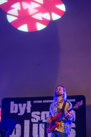 XX Był Sobie Blues: Natalia Sikora śpiewa Janis Joplin - Na amfiteatralnej scenie od lewej: grający na basie Tomasz Gąsowski