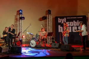 XX Był Sobie Blues: Natalia Sikora śpiewa Janis Joplin - Na amfiteatralnej scenie Natalia Sikora z zespołem