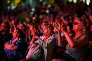 XX Był Sobie Blues: Natalia Sikora śpiewa Janis Joplin - Licznie zgromadzona publiczność w Amfiteatrze oklaskująca artystów