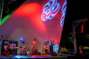 XX Był Sobie Blues: Natalia Sikora śpiewa Janis Joplin - Na amfiteatralnej scenie Natalia Sikora z zespołem