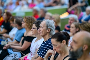 XX Był Sobie Blues: Natalia Sikora śpiewa Janis Joplin - Licznie zgromadzona publiczność w Amfiteatrze zasłuchana w piosenkach Janis Joplin w interpretacji Natalii Sikory i jej zespołu