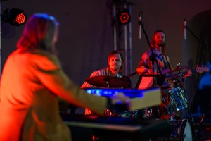 XX Był Sobie Blues: Natalia Sikora śpiewa Janis Joplin - Na amfiteatralnej scenie grający zespół Natalii Sikory (od lewej): Tomasz Zień na klawiszach, Tomasz Zagórski na bębnach, Krzysztof Zagajewski na gitarze