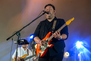 XX Był Sobie Blues: Clappton - A Tribute To Eric Clapton - Na scenie śpiewający i grający na gitarze Sebastian Stachurski