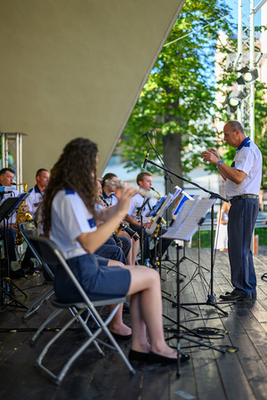 Koncert Polskiej Muzyki Rozrywkowej - Orkiestra Dęta Grupy Azoty S.A. i soliści - Na scenie grająca orkiestra dęta pod dyrekcją Jacka Skrzelowskiego