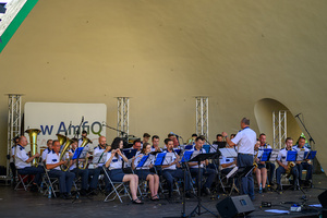 Koncert Polskiej Muzyki Rozrywkowej - Orkiestra Dęta Grupy Azoty S.A. i soliści - Na scenie grająca orkiestra dęta pod dyrekcją Jacka Skrzelowskiego