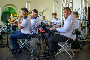 Koncert Polskiej Muzyki Rozrywkowej - Orkiestra Dęta Grupy Azoty S.A. i soliści - Na scenie grająca orkiestra dęta
