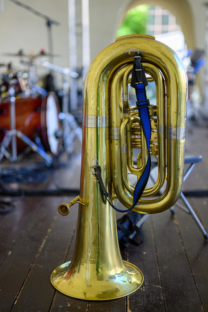 Koncert Polskiej Muzyki Rozrywkowej - Orkiestra Dęta Grupy Azoty S.A. i soliści - Tuba postawiona na amfiteatralnej scenie