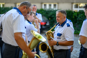 Koncert Polskiej Muzyki Rozrywkowej - Orkiestra Dęta Grupy Azoty S.A. i soliści - Muzycy orkiestry w oczekiwaniu na wejście na scenę