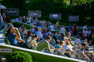 Koncert Polskiej Muzyki Rozrywkowej - Orkiestra Dęta Grupy Azoty S.A. i soliści - Amfiteatralna publiczność zajmująca miejsca przed koncertem