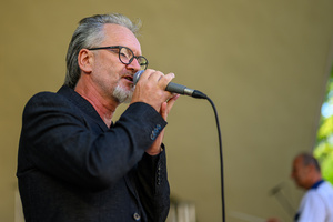 Koncert Polskiej Muzyki Rozrywkowej - Orkiestra Dęta Grupy Azoty S.A. i soliści - Na scenie śpiewający Tomasz Stec