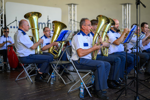 Koncert Polskiej Muzyki Rozrywkowej - Orkiestra Dęta Grupy Azoty S.A. i soliści - Na scenie grająca orkiestra dęta