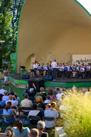 Koncert Polskiej Muzyki Rozrywkowej - Orkiestra Dęta Grupy Azoty S.A. i soliści - Na scenie grająca orkiestra dęta z perspektywy widowni