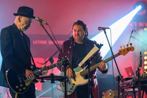 Koncert: Hołdys / Waglewski / Karimski Orchestra - Fotorelacja z koncertu Hołdys / Waglewski / Karimski Orchestra – artyści na scenie i publiczność podczas wydarzenia.