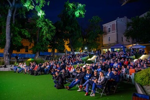 Koncert: Hołdys / Waglewski / Karimski Orchestra - Fotorelacja z koncertu Hołdys / Waglewski / Karimski Orchestra – artyści na scenie i publiczność podczas wydarzenia.