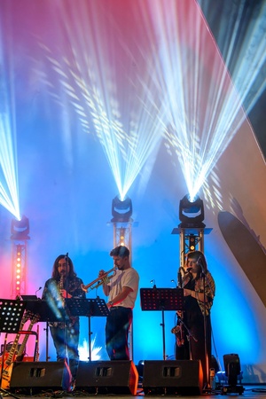 Koncert: Hołdys / Waglewski / Karimski Orchestra - Fotorelacja z koncertu Hołdys / Waglewski / Karimski Orchestra – artyści na scenie i publiczność podczas wydarzenia.