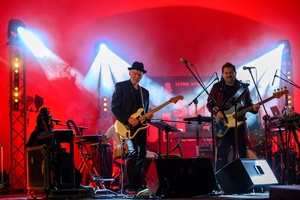 Koncert: Hołdys / Waglewski / Karimski Orchestra - Fotorelacja z koncertu Hołdys / Waglewski / Karimski Orchestra – artyści na scenie i publiczność podczas wydarzenia.