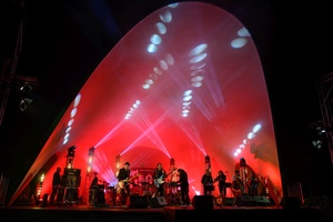 Koncert: Hołdys / Waglewski / Karimski Orchestra - Fotorelacja z koncertu Hołdys / Waglewski / Karimski Orchestra – artyści na scenie i publiczność podczas wydarzenia.