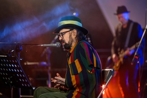 Koncert: Hołdys / Waglewski / Karimski Orchestra - Fotorelacja z koncertu Hołdys / Waglewski / Karimski Orchestra – artyści na scenie i publiczność podczas wydarzenia.