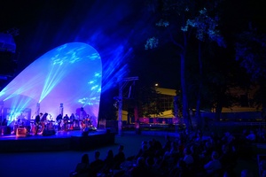 Koncert: Hołdys / Waglewski / Karimski Orchestra - Fotorelacja z koncertu Hołdys / Waglewski / Karimski Orchestra – artyści na scenie i publiczność podczas wydarzenia.