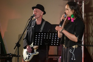 Koncert: Hołdys / Waglewski / Karimski Orchestra - Fotorelacja z koncertu Hołdys / Waglewski / Karimski Orchestra – artyści na scenie i publiczność podczas wydarzenia.