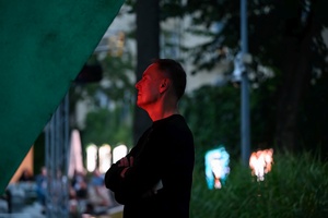 Koncert: Hołdys / Waglewski / Karimski Orchestra - Fotorelacja z koncertu Hołdys / Waglewski / Karimski Orchestra – artyści na scenie i publiczność podczas wydarzenia.