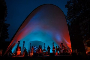 Koncert: Hołdys / Waglewski / Karimski Orchestra - Fotorelacja z koncertu Hołdys / Waglewski / Karimski Orchestra – artyści na scenie i publiczność podczas wydarzenia.
