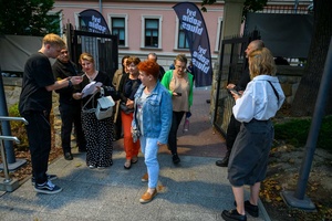 Koncert: Hołdys / Waglewski / Karimski Orchestra - Fotorelacja z koncertu Hołdys / Waglewski / Karimski Orchestra – artyści na scenie i publiczność podczas wydarzenia.