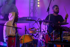 Koncert: Hołdys / Waglewski / Karimski Orchestra - Fotorelacja z koncertu Hołdys / Waglewski / Karimski Orchestra – artyści na scenie i publiczność podczas wydarzenia.