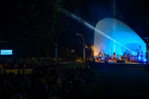 Koncert: Hołdys / Waglewski / Karimski Orchestra - Fotorelacja z koncertu Hołdys / Waglewski / Karimski Orchestra – artyści na scenie i publiczność podczas wydarzenia.