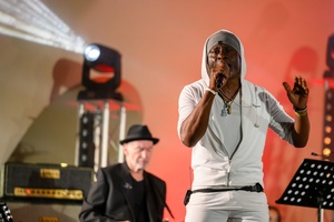 Koncert: Hołdys / Waglewski / Karimski Orchestra - Fotorelacja z koncertu Hołdys / Waglewski / Karimski Orchestra – artyści na scenie i publiczność podczas wydarzenia.