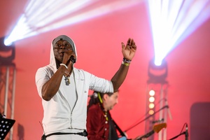 Koncert: Hołdys / Waglewski / Karimski Orchestra - Fotorelacja z koncertu Hołdys / Waglewski / Karimski Orchestra – artyści na scenie i publiczność podczas wydarzenia.