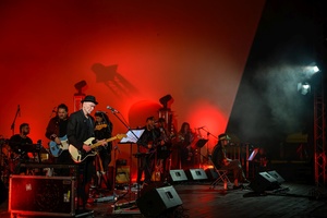 Koncert: Hołdys / Waglewski / Karimski Orchestra - Fotorelacja z koncertu Hołdys / Waglewski / Karimski Orchestra – artyści na scenie i publiczność podczas wydarzenia.