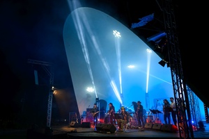 Koncert: Hołdys / Waglewski / Karimski Orchestra - Fotorelacja z koncertu Hołdys / Waglewski / Karimski Orchestra – artyści na scenie i publiczność podczas wydarzenia.