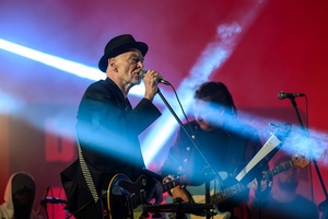 Koncert: Hołdys / Waglewski / Karimski Orchestra - Fotorelacja z koncertu Hołdys / Waglewski / Karimski Orchestra – artyści na scenie i publiczność podczas wydarzenia.