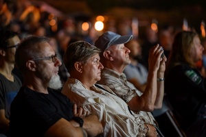 Koncert: Hołdys / Waglewski / Karimski Orchestra - Fotorelacja z koncertu Hołdys / Waglewski / Karimski Orchestra – artyści na scenie i publiczność podczas wydarzenia.