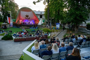 Szanty na Starówce: Kliper Marzenie, North Cape - Na scenie występ zespołu Kliper Marzenie z perspektywy widowni