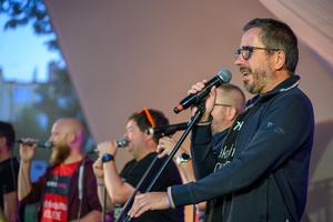 Szanty na Starówce: Kliper Marzenie, North Cape - Na scenie występujący zespół wokalny North Cape