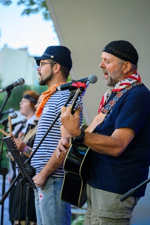 Szanty na Starówce: Kliper Marzenie, North Cape - Na scenie występ zespołu Kliper Marzenie