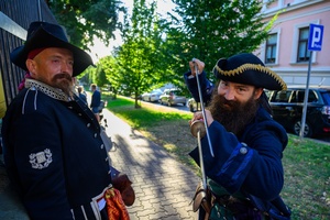 Szanty na Starówce: Kliper Marzenie, North Cape - Piraci zapraszający przechodniów do Amfiteatru na koncert