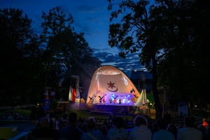 Szanty na Starówce: Kliper Marzenie, North Cape - Na scenie występujący zespół wokalny North Cape