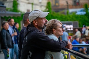 Szanty na Starówce: Kliper Marzenie, North Cape - Amfiteatralna publiczność zasłuchana w piosenki marynistyczne