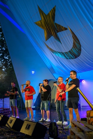 Szanty na Starówce: Kliper Marzenie, North Cape - Na scenie występujący zespół wokalny North Cape