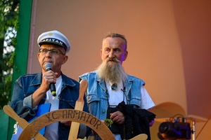 Szanty na Starówce: Kliper Marzenie, North Cape - Na scenie w przerwie pomiędzy występami przedstawiciele Rady Osiedla Nr 1 Starówka