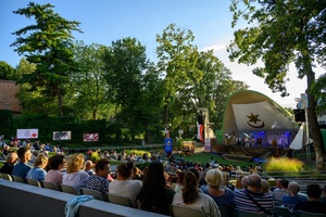 Szanty na Starówce: Kliper Marzenie, North Cape - Na scenie występ zespołu Kliper Marzenie z perspektywy widowni