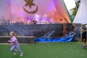 Szanty na Starówce: Kliper Marzenie, North Cape - Na scenie występ zespołu Kliper Marzenie