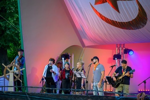 Szanty na Starówce: Kliper Marzenie, North Cape - Na scenie występ zespołu Kliper Marzenie