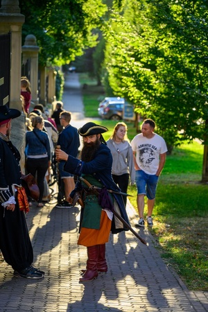 Szanty na Starówce: Kliper Marzenie, North Cape - Piraci zapraszający przechodniów do Amfiteatru na koncert